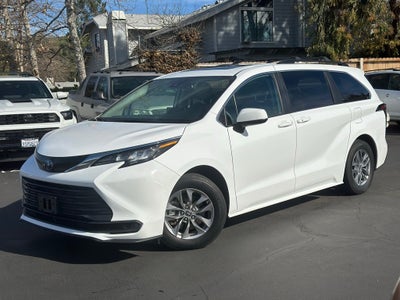 2022 Toyota Sienna LE 8 Passenger