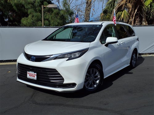 2022 Toyota Sienna LE 8 Passenger