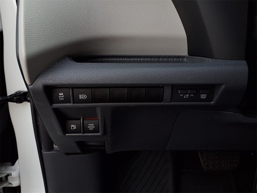 2022 Toyota Sienna LE 8 Passenger