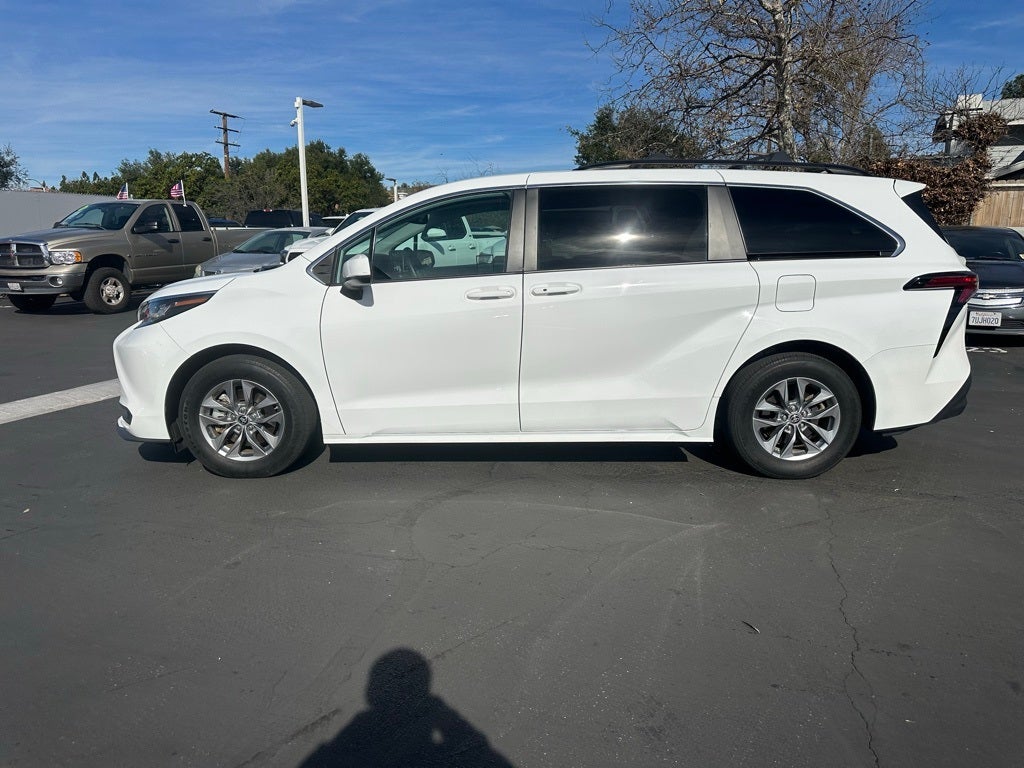 2022 Toyota Sienna LE 8 Passenger
