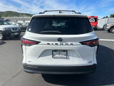 2022 Toyota Sienna LE 8 Passenger