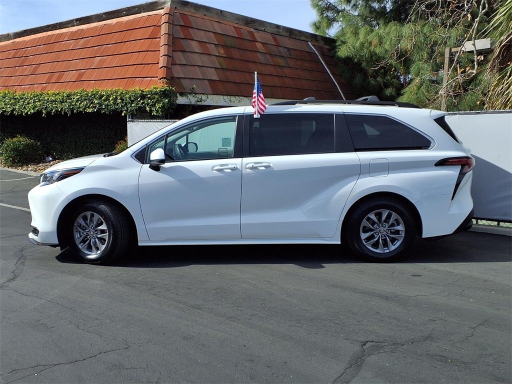 2022 Toyota Sienna LE 8 Passenger