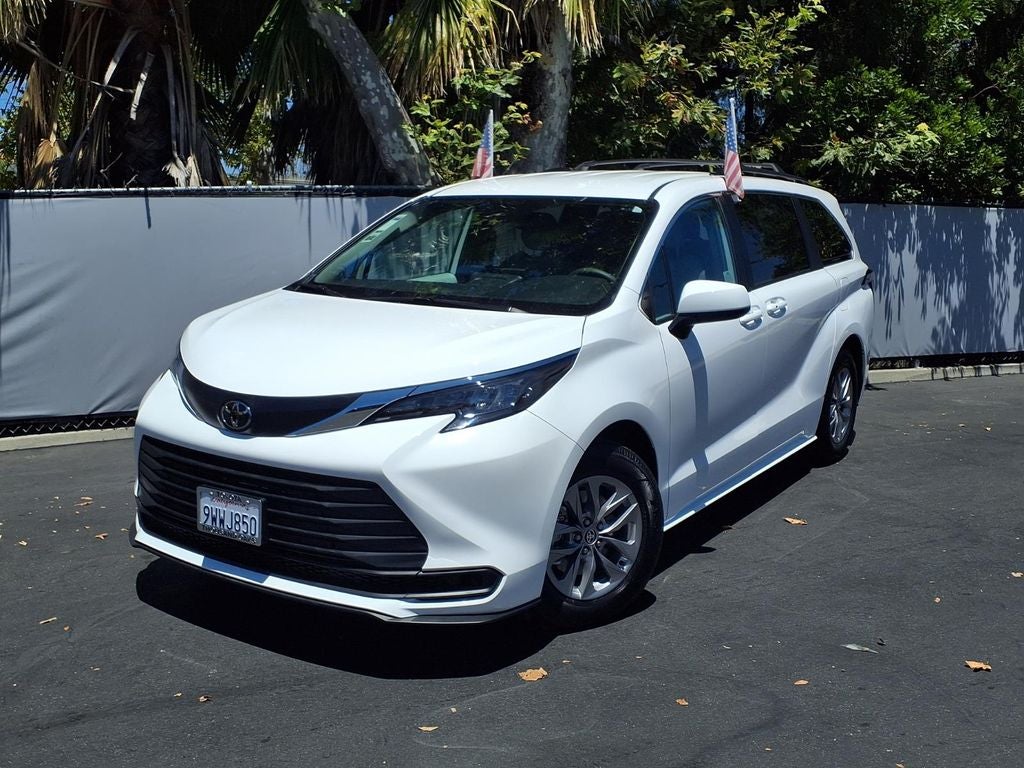 2026 Toyota Sienna LE 8 Passenger