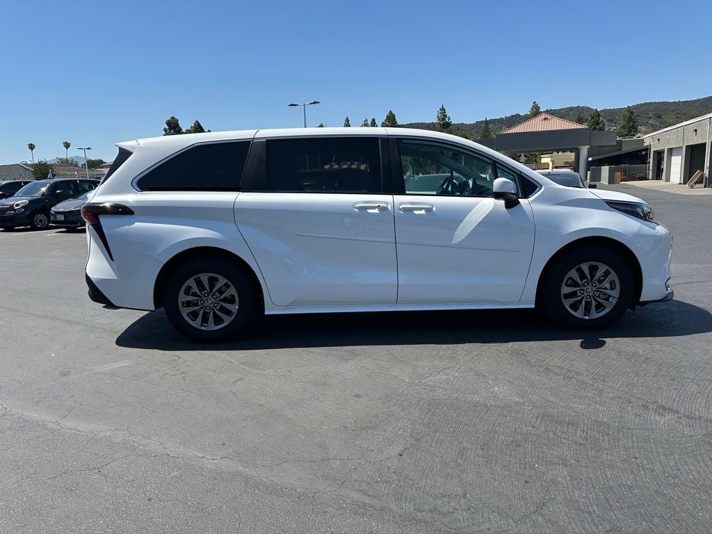 2026 Toyota Sienna LE 8 Passenger