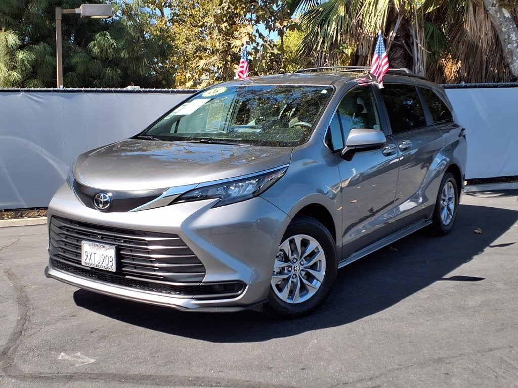 2026 Toyota Sienna LE 8 Passenger