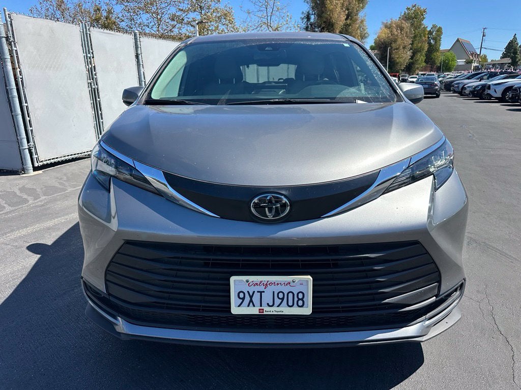 2026 Toyota Sienna LE 8 Passenger