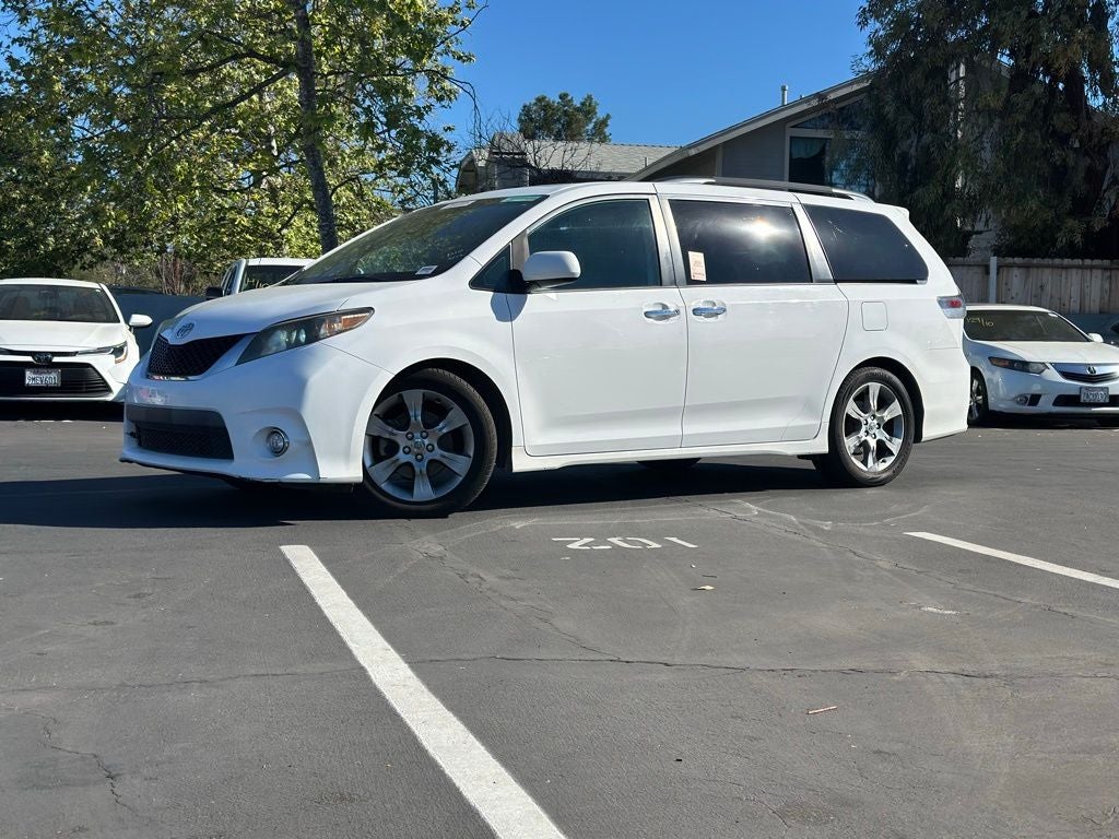 2013 Toyota Sienna SE 8 Passenger