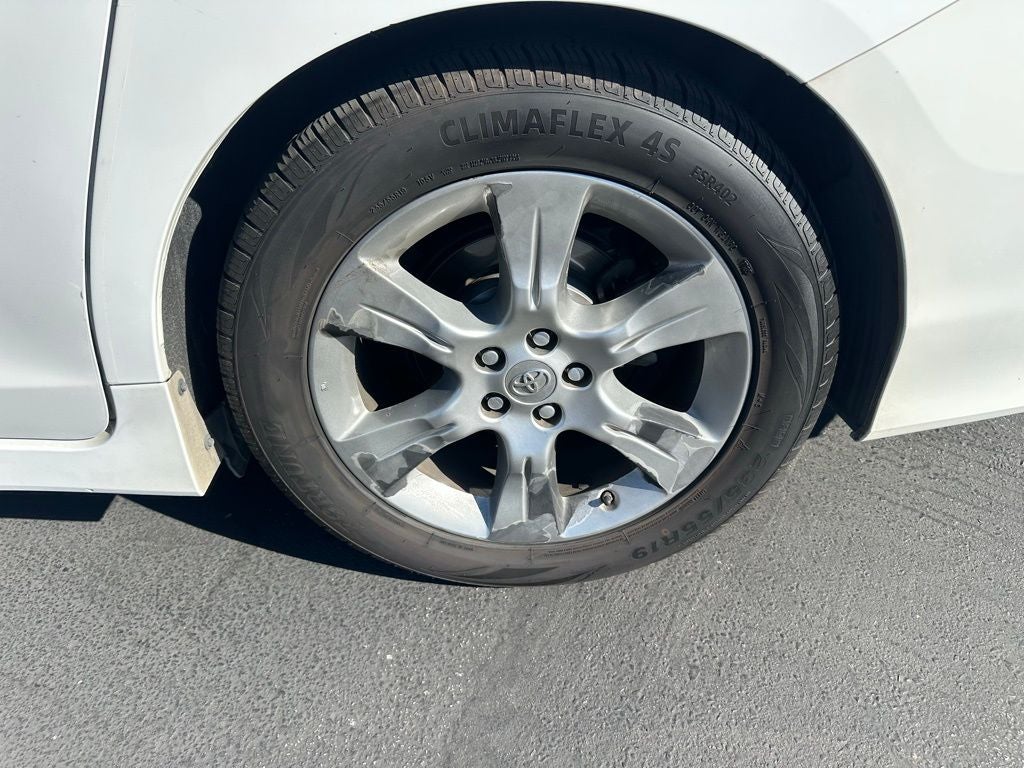 2013 Toyota Sienna SE 8 Passenger