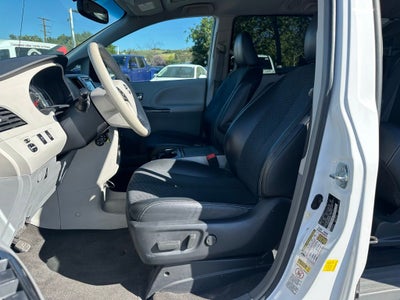 2013 Toyota Sienna SE 8 Passenger