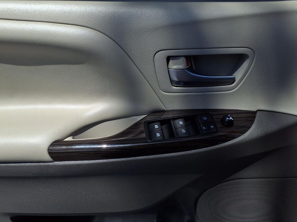 2015 Toyota Sienna XLE 8 Passenger