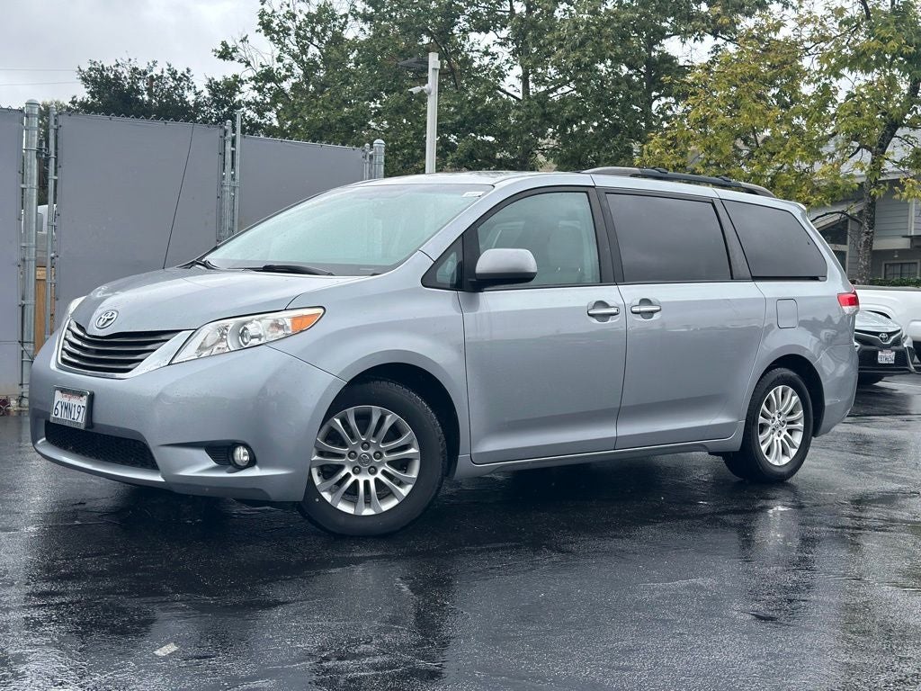 2013 Toyota Sienna XLE 8 Passenger