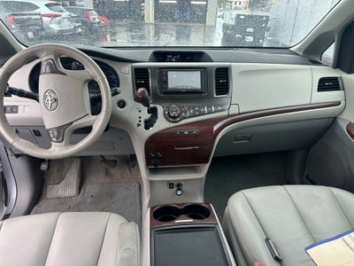 2013 Toyota Sienna XLE 8 Passenger