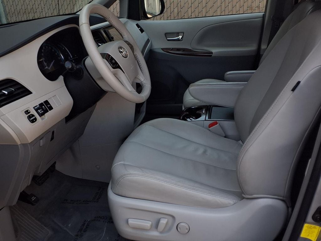 2013 Toyota Sienna XLE 8 Passenger