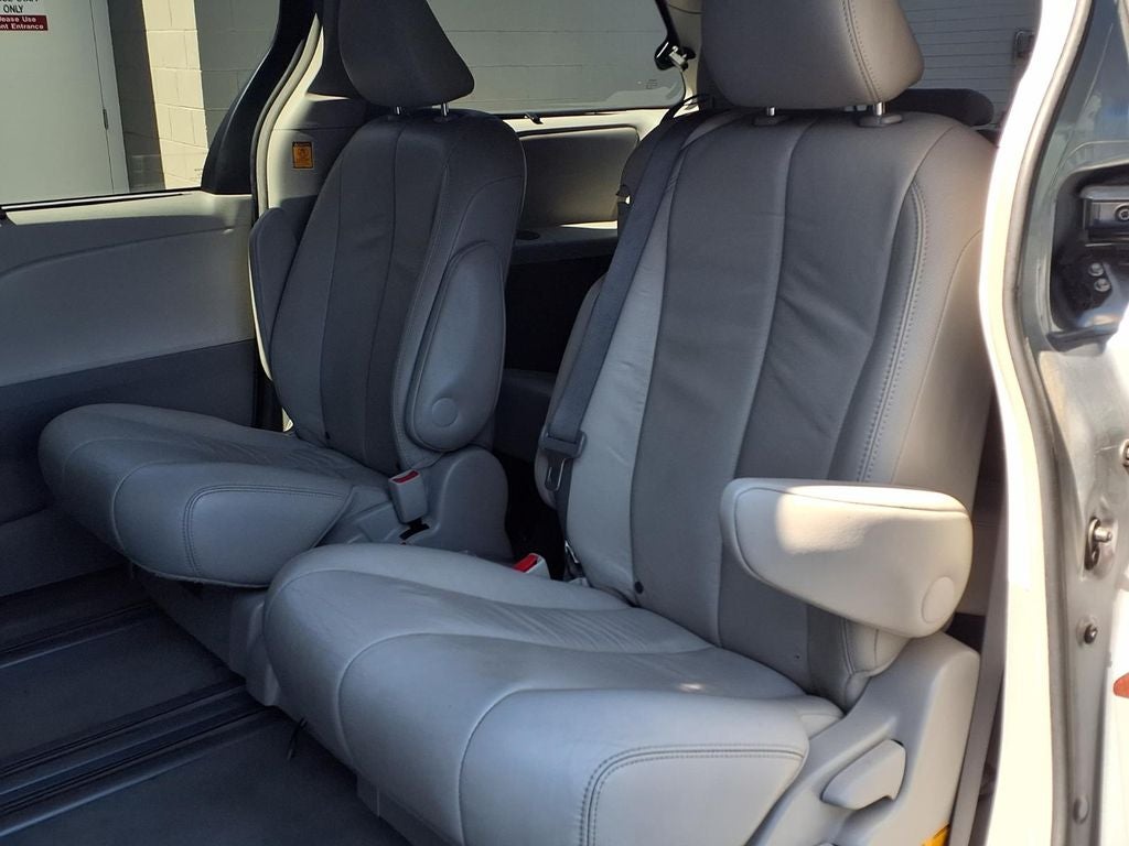 2013 Toyota Sienna XLE 8 Passenger
