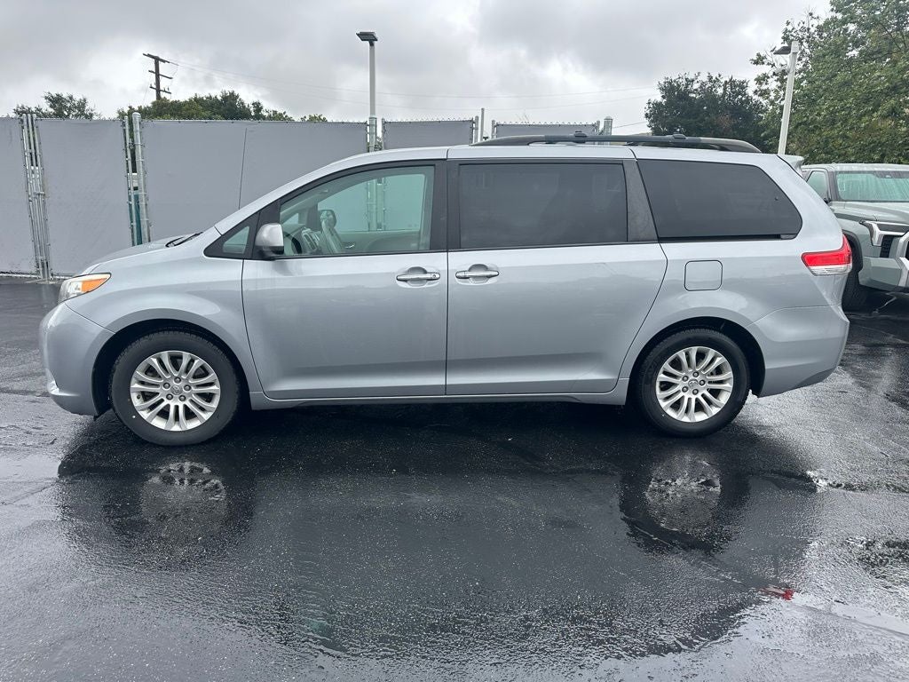 2013 Toyota Sienna XLE 8 Passenger