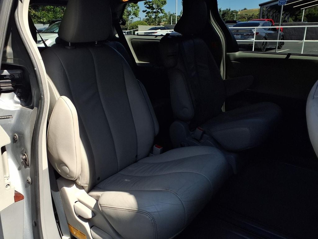 2013 Toyota Sienna XLE 8 Passenger