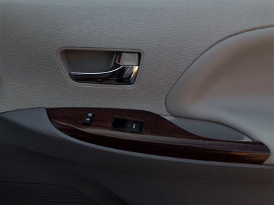 2013 Toyota Sienna XLE 8 Passenger