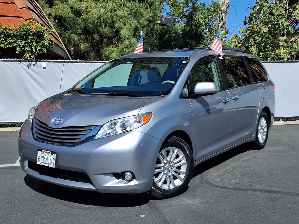 2013 Toyota Sienna XLE 8 Passenger