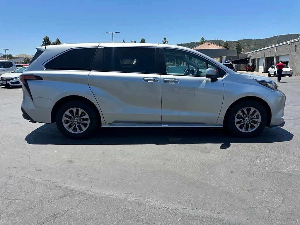 2022 Toyota Sienna XLE 8 Passenger