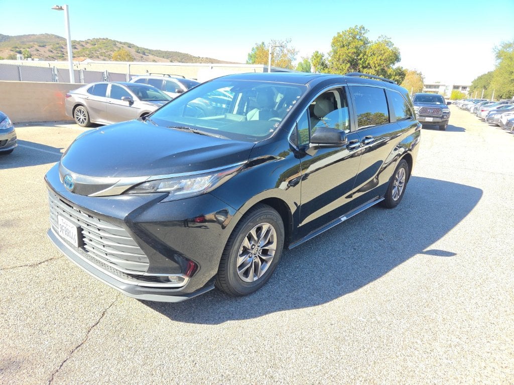 2023 Toyota Sienna XLE 8 Passenger