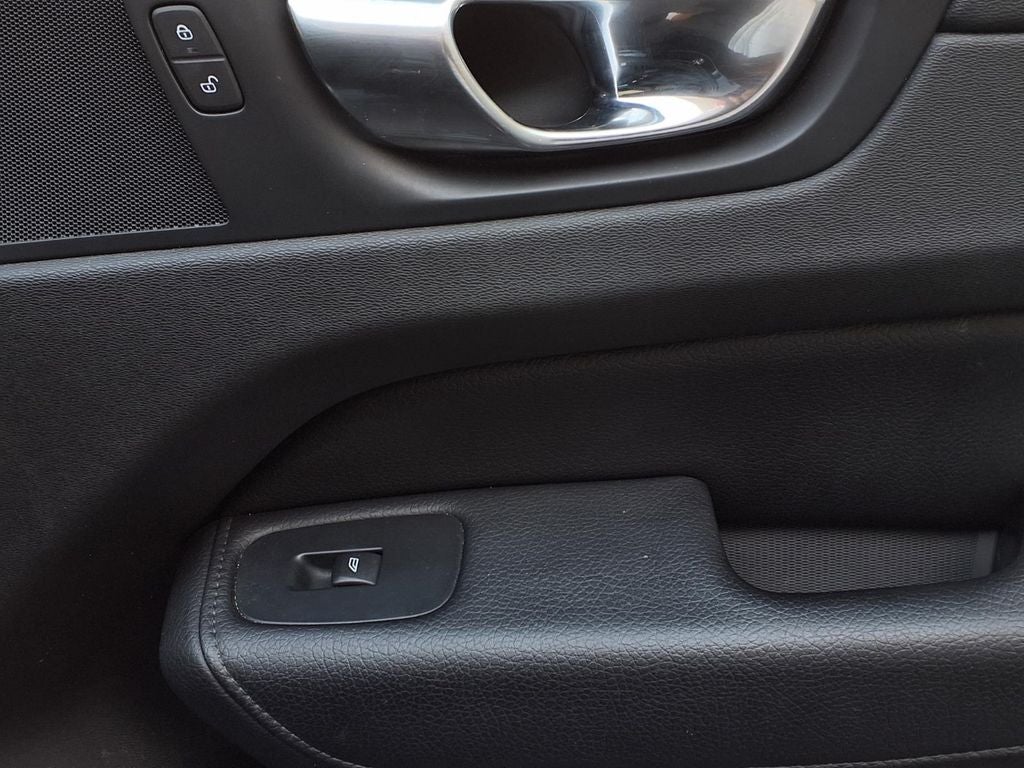2021 Volvo XC60 T5 Momentum